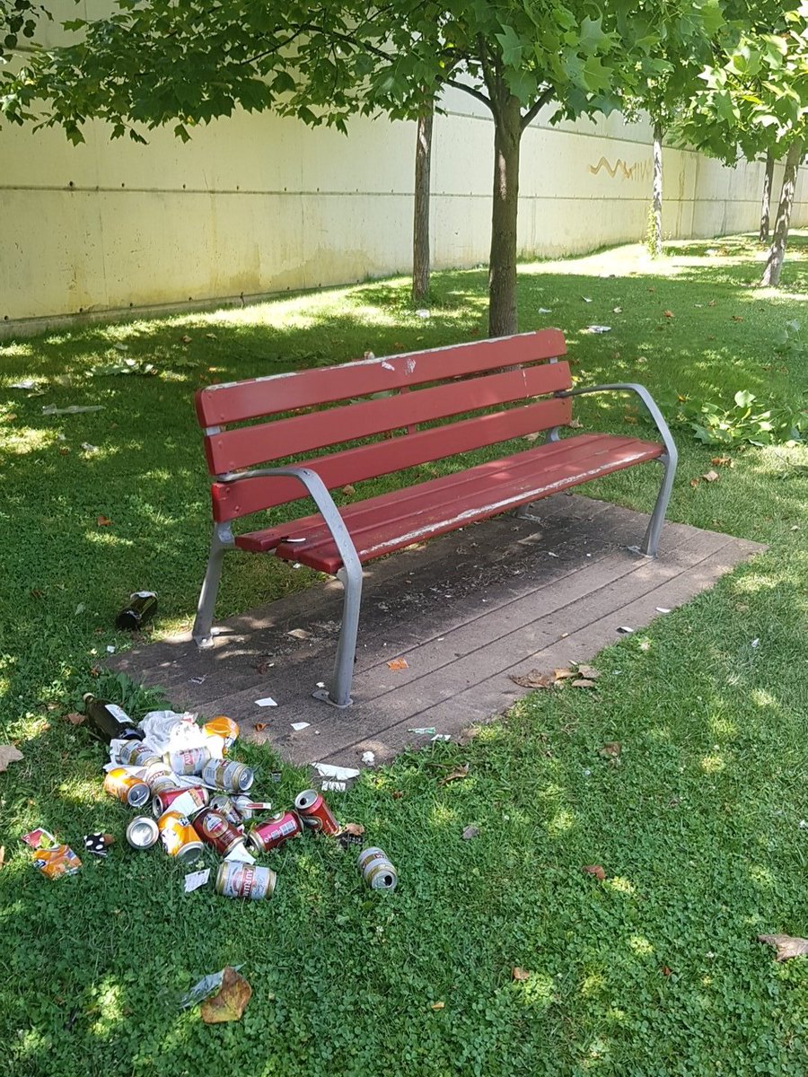 DonMaufa's tweet photo. Hace casi una semana que se aviso de la suiciedad de los jardines, pero esta claro que os importa una mierda. Gran gestion!! https://t.co/WXTcPjS3gu