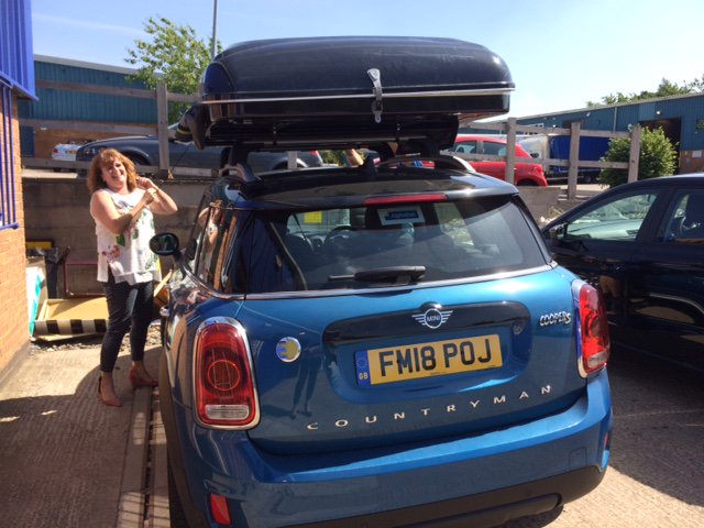 wrsharon1's tweet photo. Kev and Linda preparing for their world tour

#bosseswithasenseofhumour #dontworrywewillholdthefort https://t.co/X2lQcEj35b
