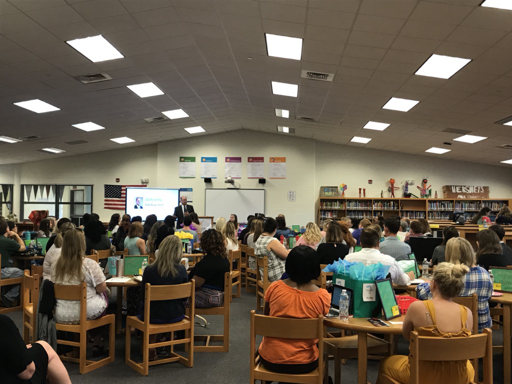 perkinspieces's tweet photo. Phenomenal leaders welcoming everyone @leecoschoolsnc to New Teacher Academy this morning — what do we do? #WhateverItTakesLCS #relationshipsalways #conveycurriculum @leecosupt  @jwconwayjr @PatriciaColdren https://t.co/SgiGneamVo