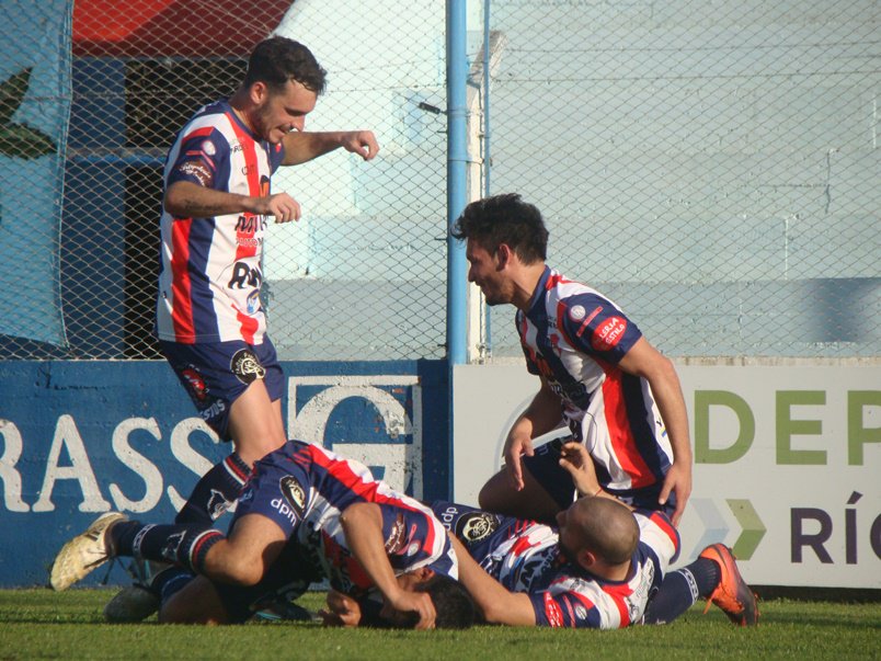 AlToqueDeportes's tweet photo. #10AlToque #LRFRC “Celestes” y “tricolores” quedaron a mano
#Estudiantes y #Belgrano de Vicuña Mackenna igualaron dos a dos en el “Antonio Candini” y ambos siguen sin ganar en el Clausura. https://t.co/SssLB0l3Vp https://t.co/tDSZ4yGb7Z
