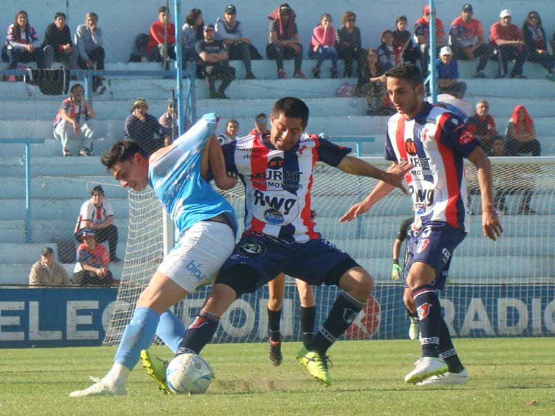AlToqueDeportes's tweet photo. #10AlToque #LRFRC “Celestes” y “tricolores” quedaron a mano
#Estudiantes y #Belgrano de Vicuña Mackenna igualaron dos a dos en el “Antonio Candini” y ambos siguen sin ganar en el Clausura. https://t.co/SssLB0l3Vp https://t.co/tDSZ4yGb7Z