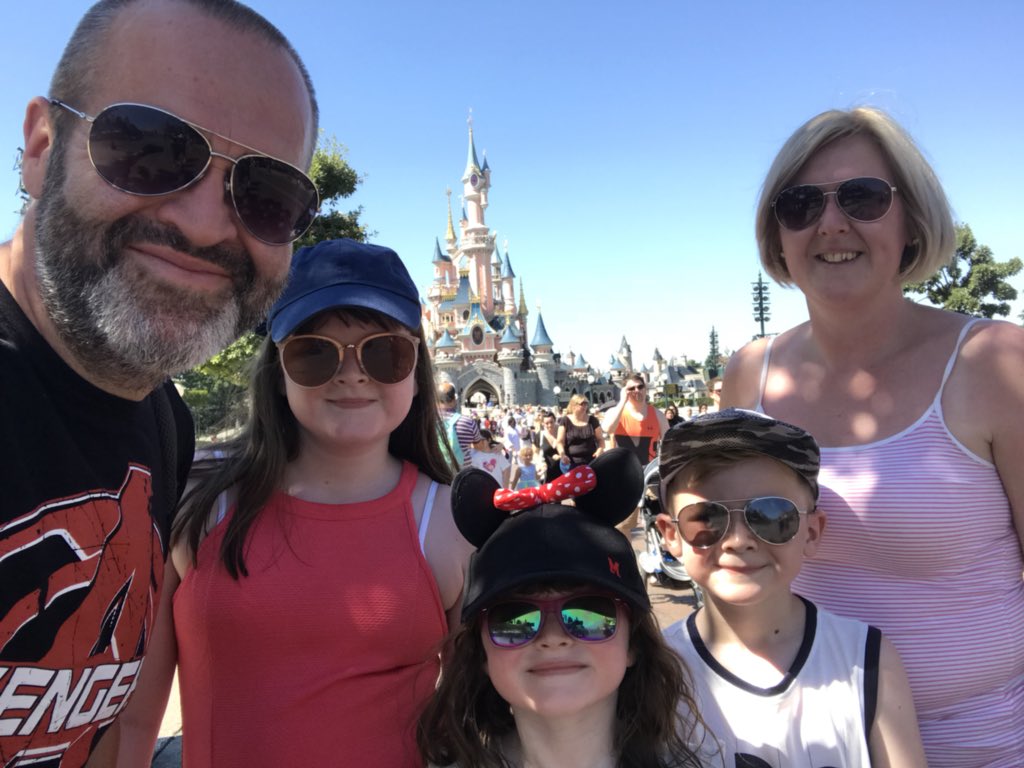 JKRedmono's tweet photo. Great to be back @DisneylandParis #heatwaveineurope #whereismickey #magicflex https://t.co/nOn3hJ4m2n
