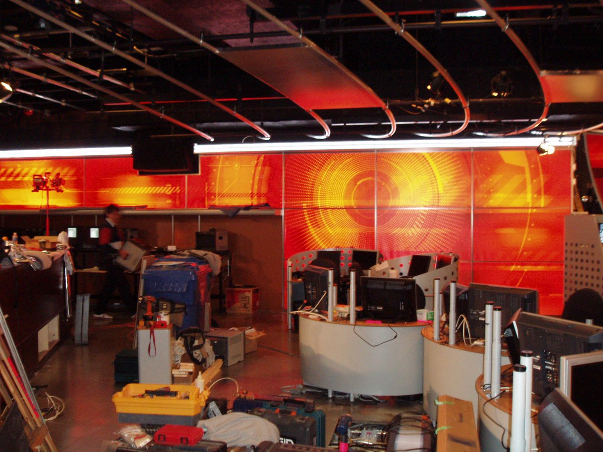 PerformanceSolu's tweet photo. This was SUCH a cool project for #TSN. We #customfabricated the #floor, #TSNTVtowers #glassseparator and installed the #tickers around the exterior of the room. #PerformanceSolutions #DesignDevelopDeliver #CustomFabrication #GlassandSteelStructures #SetDesign #SetConstruction https://t.co/m1MtxhTVP8