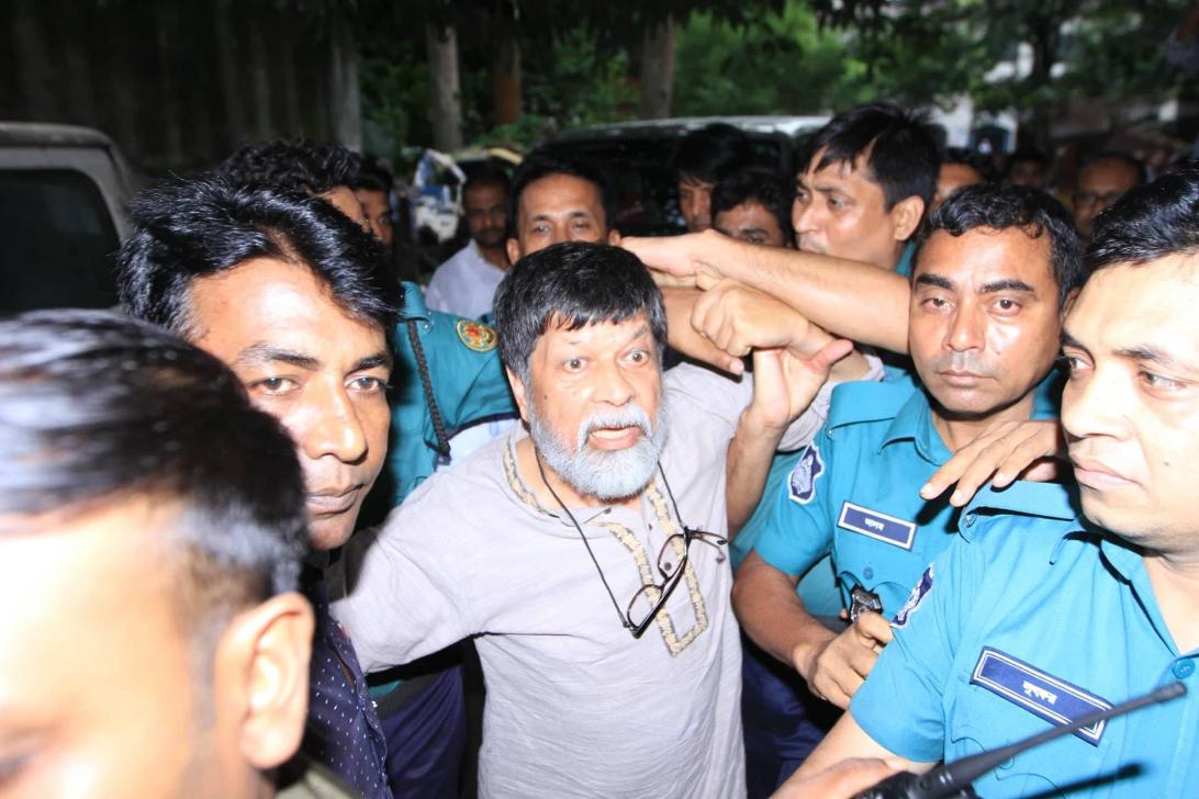 arafatul's tweet photo. #BREAKING A Dhaka court has placed #Bangladesh's top photographer @Shahidul Alam on a 7-day remand in a case filed against him by police for ''spreading propaganda against the government &amp; spreading false information about the ongoing student protest on Facebook.'' #FreeShahidul https://t.co/V9FmMtUyls