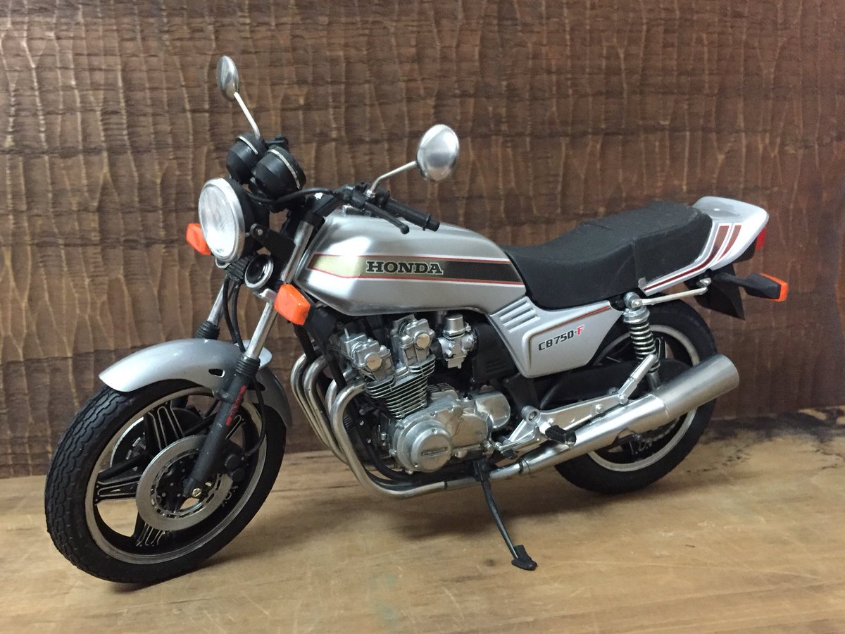 タミヤ1/12 ホンダCB750Fマグナムシルバー 。友人の兄がその昔、新車を