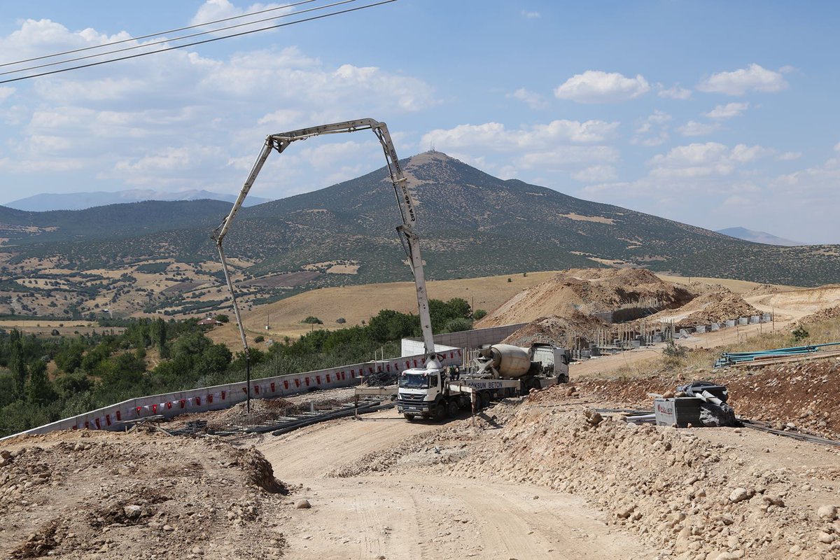 GÖKSUN İlçemizde <a href="/buyuksehirkm/">Kahramanmaraş Büyükşehir</a> in yaptığı, bölgemizde tüm üreticilere katkı sağlayacak 3 bin ton kapasiteli şehrimizin en büyük ATMOSFER KONTROLLÜ SOĞUK HAVA DEPOSU temelini attık. Şehrimize hayırlı uğurlu olsun...