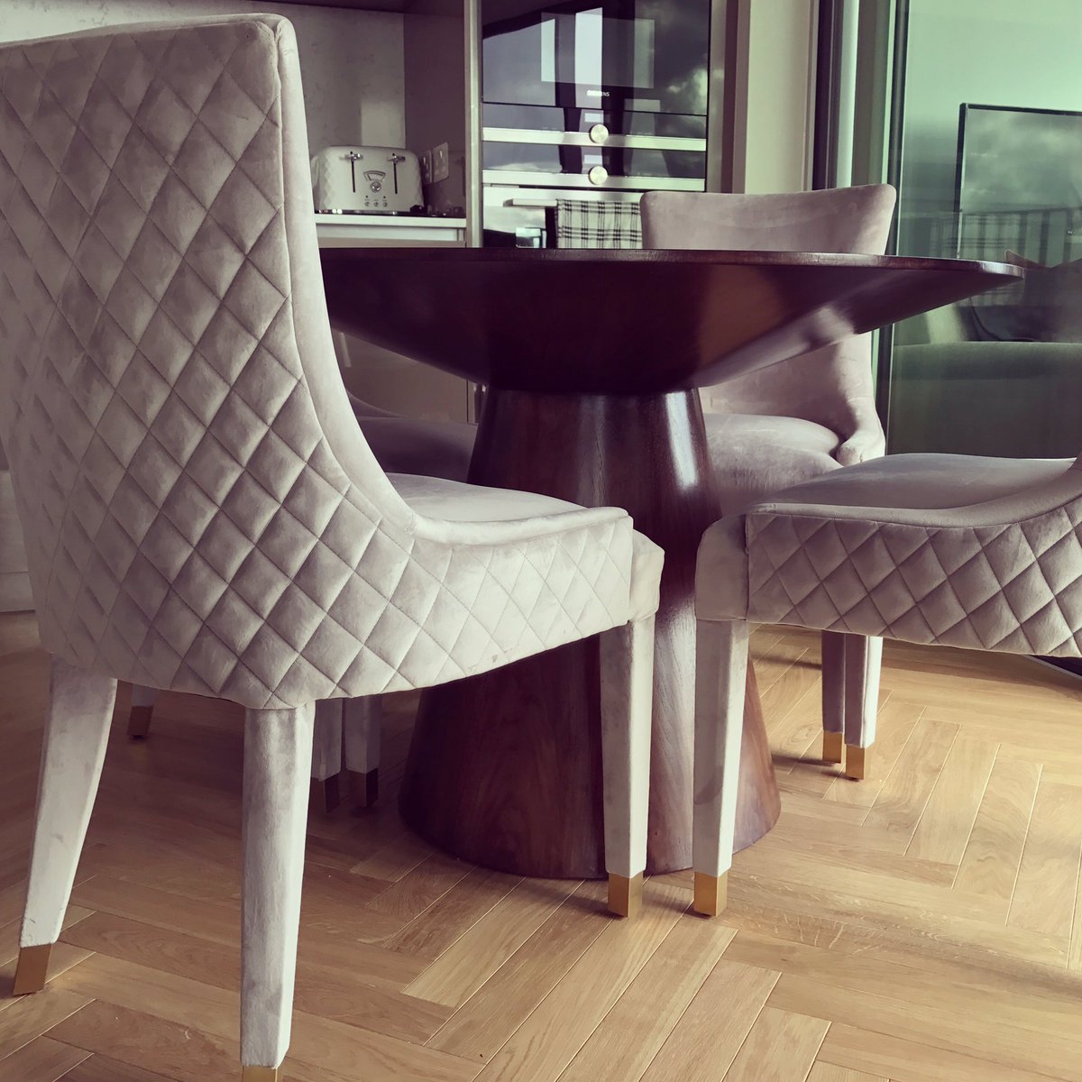 Dining chairs details #interiordesign #bespokefinish #luxuryhomes #luxuryliving #diningchairs #velvet #allurehouseinteriors instagram.com/p/BmI60fOnfLX/