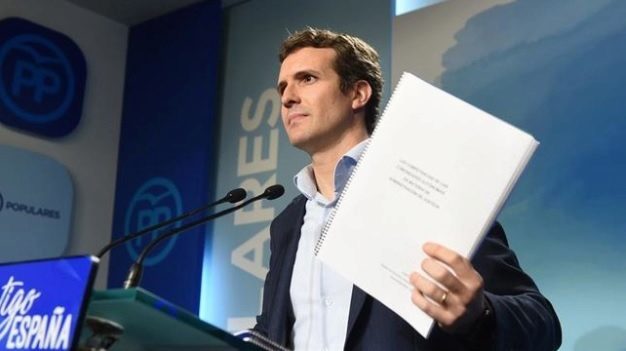 ErnestoEkaizer's tweet photo. #MasterCasado Al publicarse q Casado estaba en situación parecida a Cifuentes el ahora líder del PP mostró la portada de su trabajo. Nunca su contenido. Ahora la juez pide al Supremo q le impute prevaricación y cohecho impropio y que aporte los 4 trabajos. ¿Casado hizo un bluff? https://t.co/35yAsMdSjg