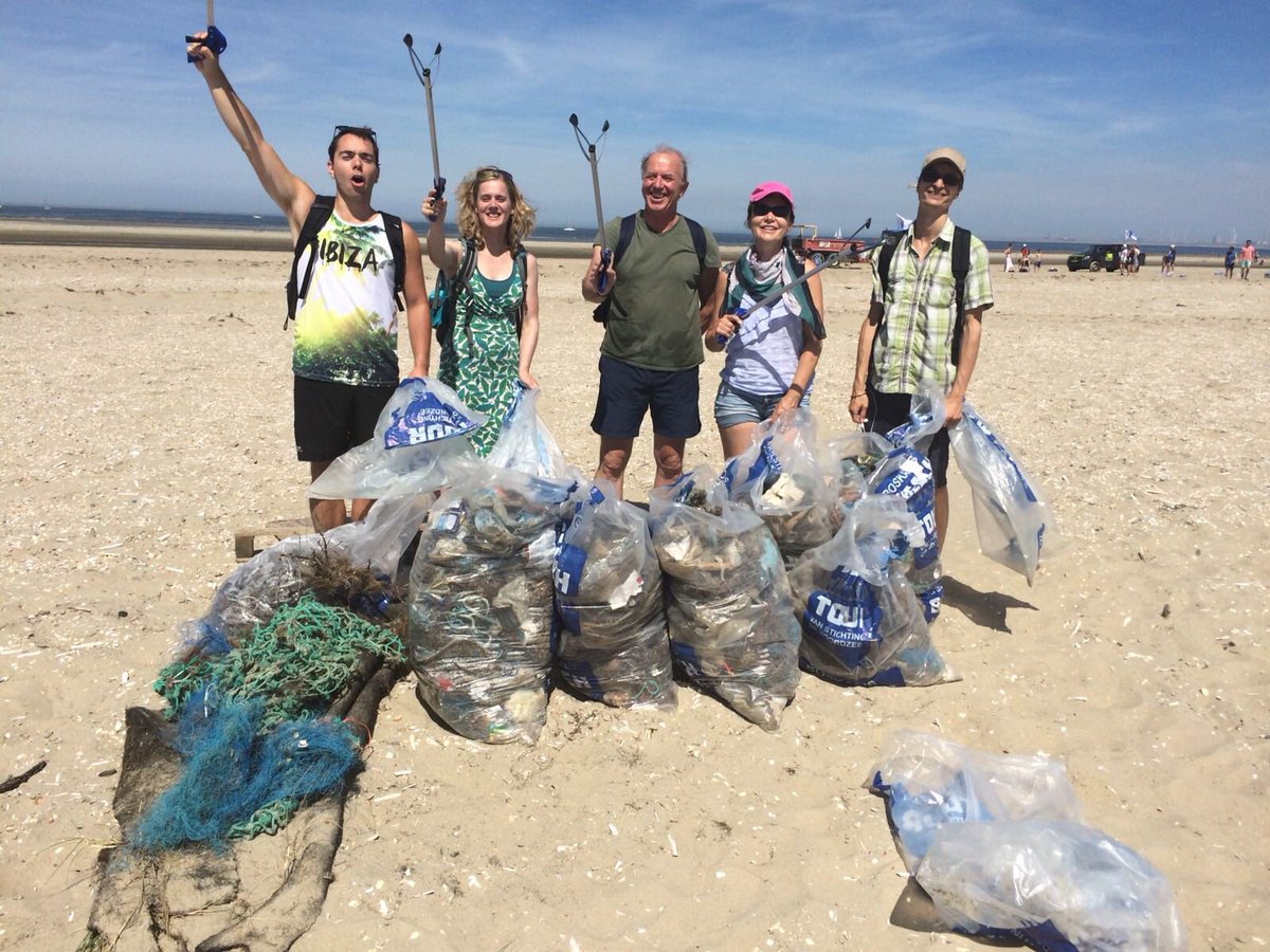 hollandsedelta's tweet photo. 570 kilo plastic afval vandaag opgeraapt samen met @denoordzee en 70 andere vrijwilligers op strand #goereeoverflakkee #beachcleanuptour Dat waait niet meer de zee in. Samen voor schoon strand, duinen en zee. https://t.co/siiCviqaXX