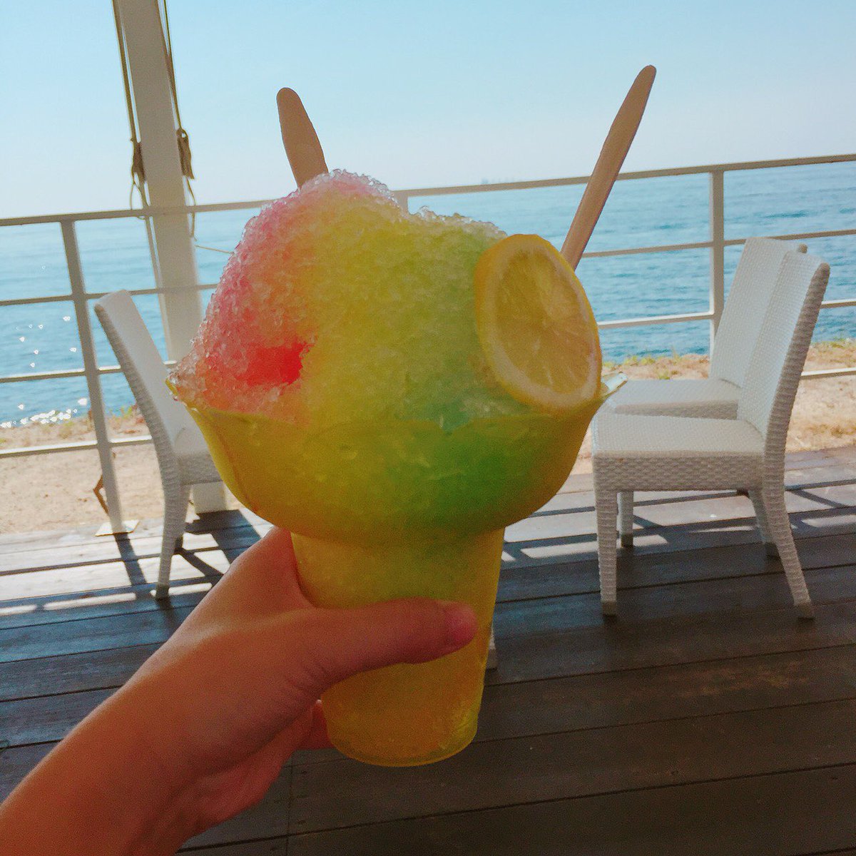 araikyo2016's tweet photo. 連投御免！🙄
8/5のゼミ淡路旅行ざんす！かなりの弾丸旅でみんなでは行かれへんかったけど、ばり楽しかった！アッツ！寿司美味！ヒマワリ少な！かき氷冷た！の、かなり熱盛りな旅やった！次は全員で北海道行こや！
ちなみに中の人代わりまーす！お楽しみに！✈️
#新井ゼミ #淡路島 #ほな行って来ます https://t.co/eAfhEka0lG