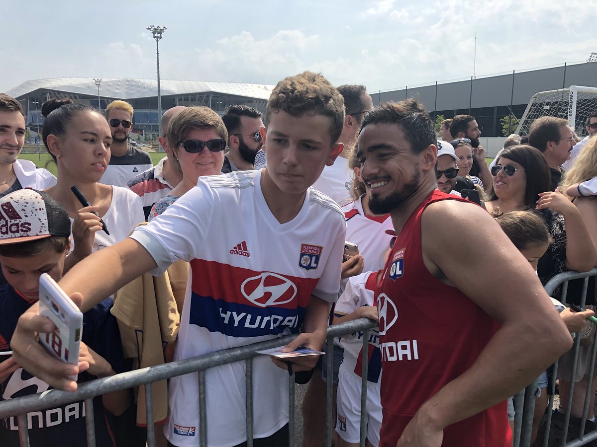 OL's tweet photo. Petit bain de foule pour nos joueurs. 🤳🏻 Plus de 500 personnes ont assisté à la séance matinale. Merci à tous ! 💪🏻🔴🔵 https://t.co/ZF2A3aMYnZ