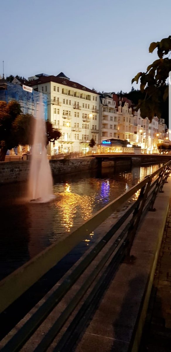 ArabAlien's tweet photo. منظر خلاب في ليلة هادئة في كارلوفي فاري 🇨🇿 شكراً #دنيا_الرحلات للمرة الثانية على هذه الرحلة الممتعة 💖💖💫 @DuniaAlrehlat https://t.co/tRQWTyGLbc