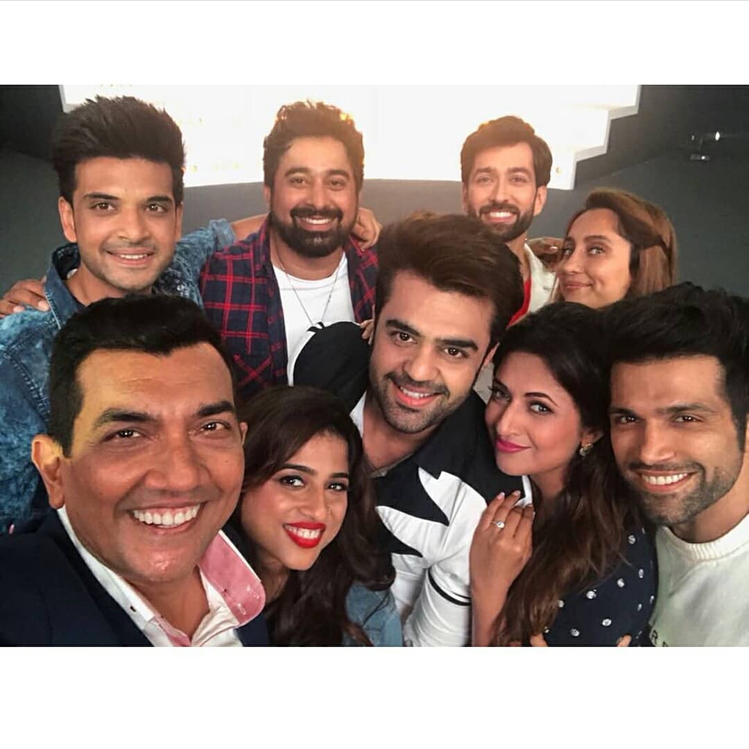 kkundrrafc's tweet photo. #KingKundrra with his princess @VJAnusha @RannvijaySingha @SanjeevKapoor @rithvik_RD @NakuulMehta @Divyanka_T @ManishPaul03 @yfilmsofficial 💖
#rockstar @kkundrra
#kkundrra #vjanusha #rannvijaysingha #sanjeevkapoor #rithvik #nakuulmehta #maniesh #divyanka #yfilms #6packband2 https://t.co/6IvWFysIvB