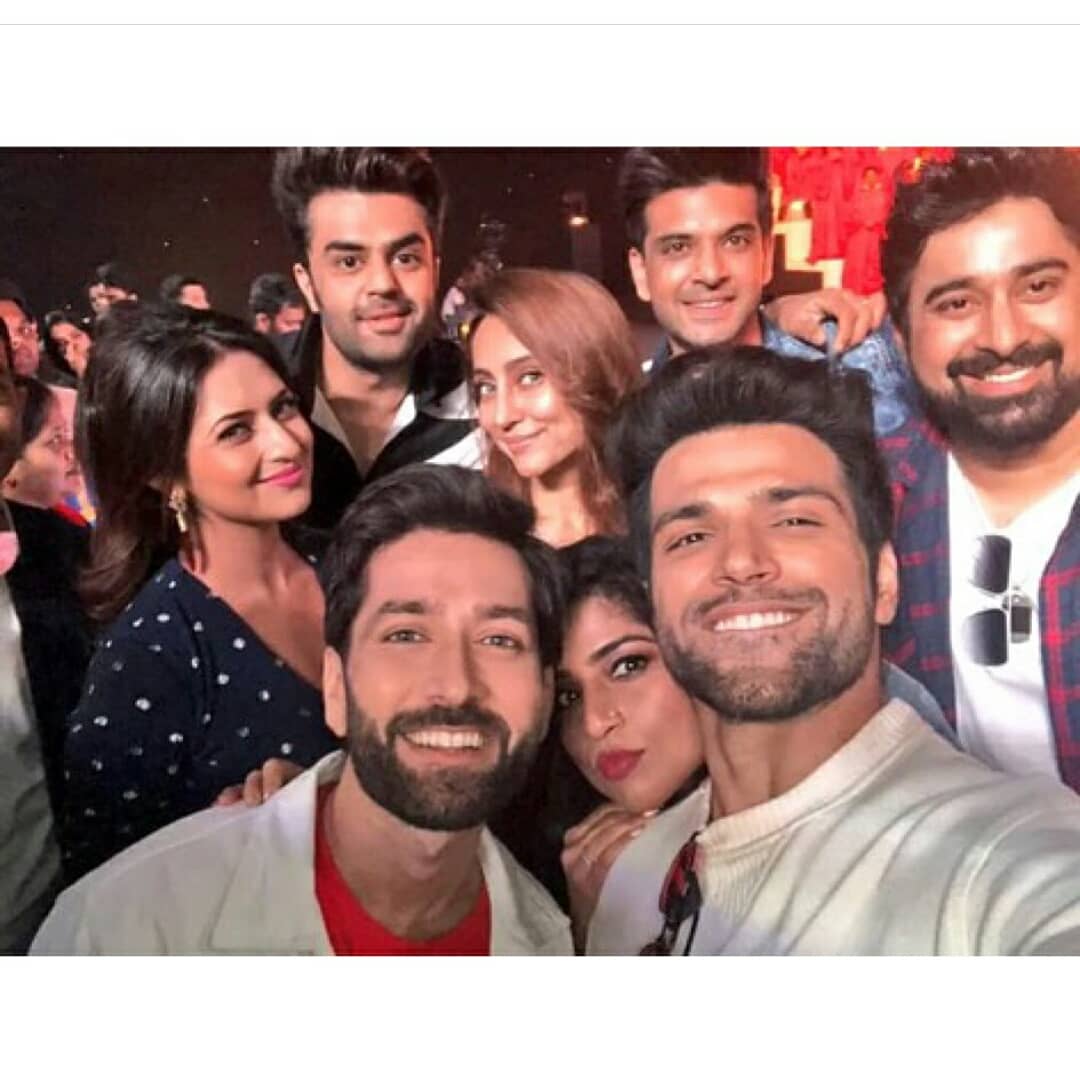 kkundrrafc's tweet photo. #KingKundrra with his princess @VJAnusha @RannvijaySingha @SanjeevKapoor @rithvik_RD @NakuulMehta @Divyanka_T @ManishPaul03 @yfilmsofficial 💖
#rockstar @kkundrra
#kkundrra #vjanusha #rannvijaysingha #sanjeevkapoor #rithvik #nakuulmehta #maniesh #divyanka #yfilms #6packband2 https://t.co/6IvWFysIvB