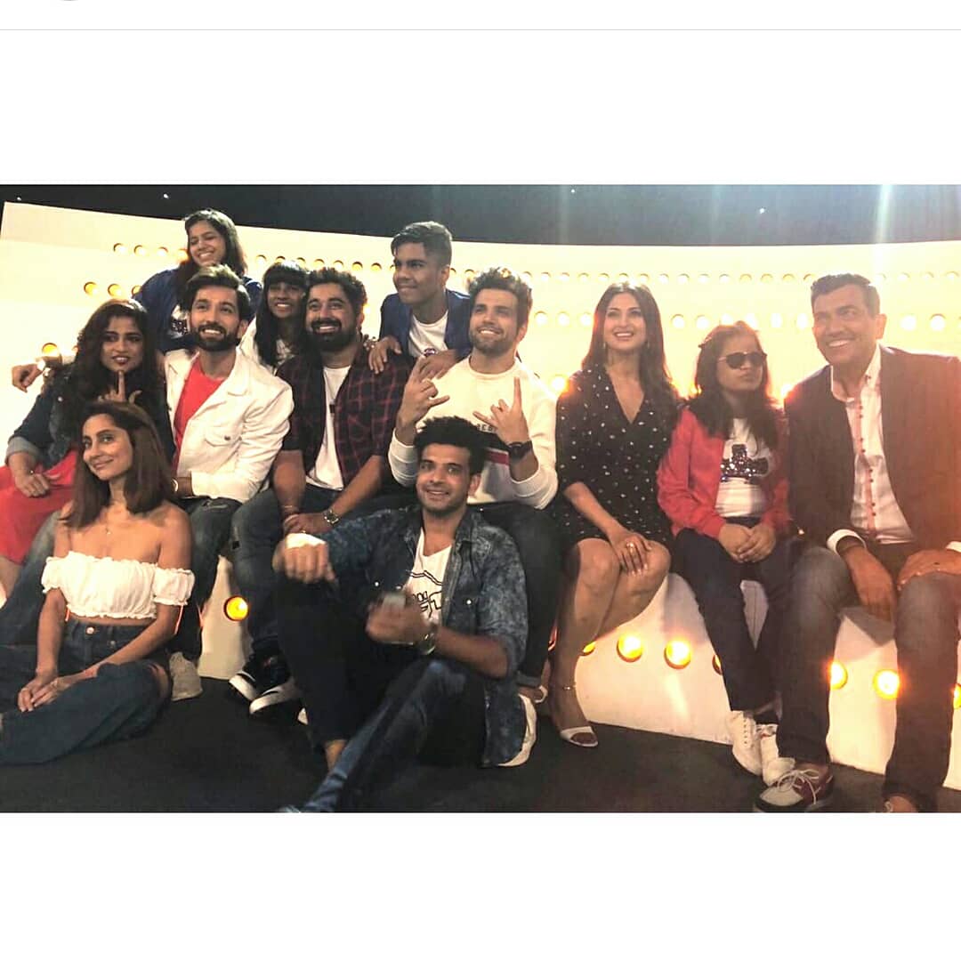 kkundrrafc's tweet photo. #KingKundrra with his princess @VJAnusha @RannvijaySingha @SanjeevKapoor @rithvik_RD @NakuulMehta @Divyanka_T @ManishPaul03 @yfilmsofficial 💖
#rockstar @kkundrra
#kkundrra #vjanusha #rannvijaysingha #sanjeevkapoor #rithvik #nakuulmehta #maniesh #divyanka #yfilms #6packband2 https://t.co/6IvWFysIvB