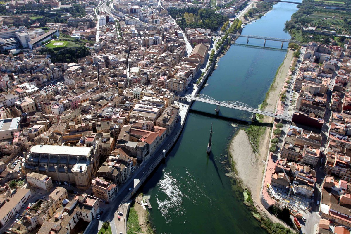 ACCIONA's tweet image. ¡Nuevo contrato de #ACCIONAService! Prestaremos los servicios de recogida de residuos ♻️, limpieza viaria y gestión del punto limpio en Tortosa (Tarragona, España) acciona.sa/CC4Z30lht5I