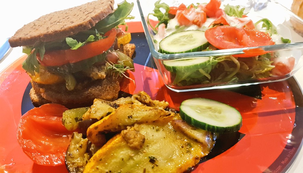 SabrinaJedward's tweet photo. Yummy Sandwich 😋 https://t.co/lxqGiZ7JXL