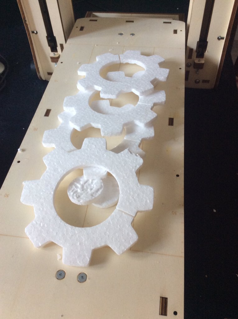 Imprimantes3D's tweet image. [Live Tweet MiniCut2d+] Moule à polystyrène perdu

Nous avons utilisé la #minicut2d pour créer un modèle pour une fonte d&apos;aluminium dans un moule à sable avec cheminées 
L&apos;aluminium chauffé vaporise le polystyrène et prend sa place 👍 

#maker #cncfab @elcp72 @MiniCut2d