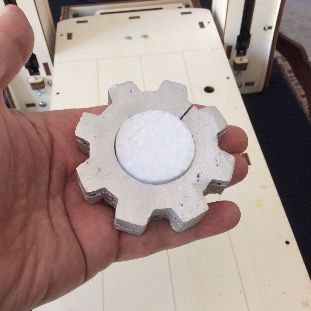 Imprimantes3D's tweet image. [Live Tweet MiniCut2d+] Moule à polystyrène perdu

Nous avons utilisé la #minicut2d pour créer un modèle pour une fonte d&apos;aluminium dans un moule à sable avec cheminées 
L&apos;aluminium chauffé vaporise le polystyrène et prend sa place 👍 

#maker #cncfab @elcp72 @MiniCut2d