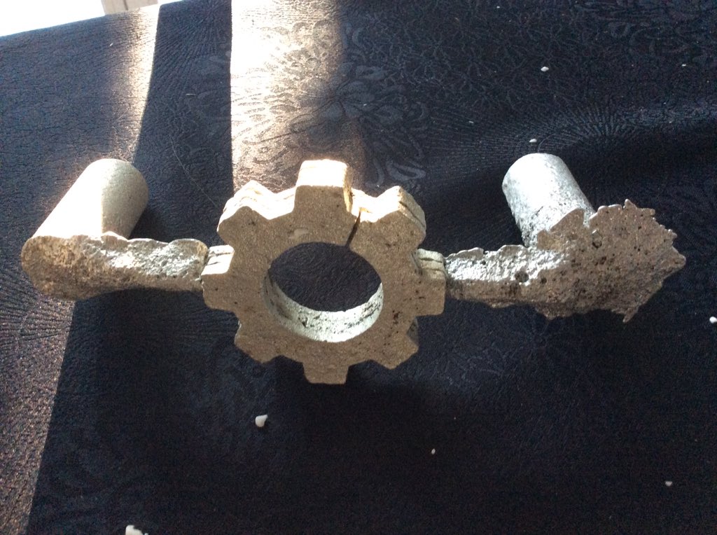 Imprimantes3D's tweet image. [Live Tweet MiniCut2d+] Moule à polystyrène perdu

Nous avons utilisé la #minicut2d pour créer un modèle pour une fonte d&apos;aluminium dans un moule à sable avec cheminées 
L&apos;aluminium chauffé vaporise le polystyrène et prend sa place 👍 

#maker #cncfab @elcp72 @MiniCut2d