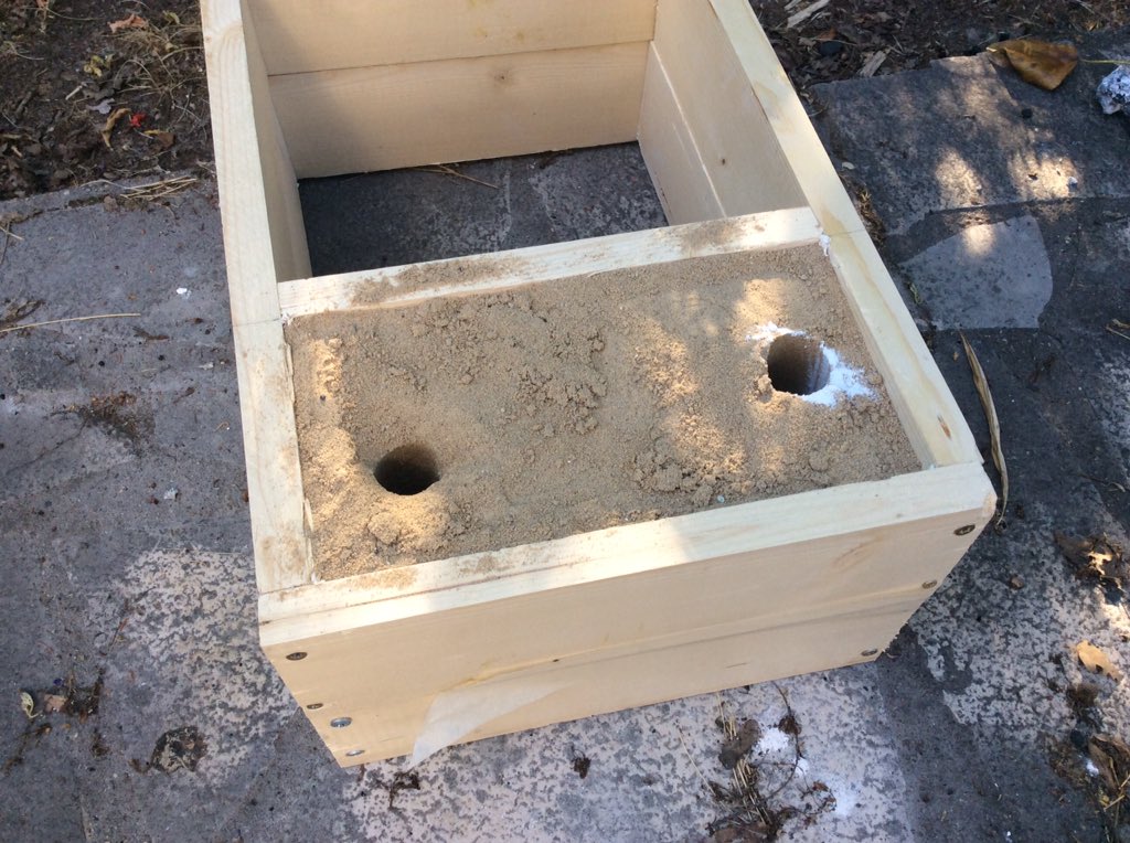 Imprimantes3D's tweet image. [Live Tweet MiniCut2d+] Moule à polystyrène perdu

Nous avons utilisé la #minicut2d pour créer un modèle pour une fonte d&apos;aluminium dans un moule à sable avec cheminées 
L&apos;aluminium chauffé vaporise le polystyrène et prend sa place 👍 

#maker #cncfab @elcp72 @MiniCut2d