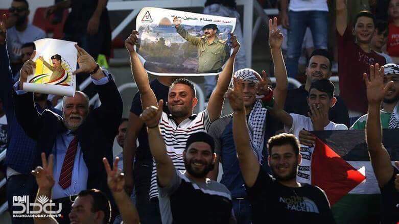 B4D3RR's tweet photo. رفع صور الطاغيه من قبل الجمهور الفلسطيني أثناء المباراة الوديه مع منتخبنا الوطني في رام الله 
لعن الله شعب باع وطنه من اجل حفنه نقود https://t.co/dVSu9XcHCm
