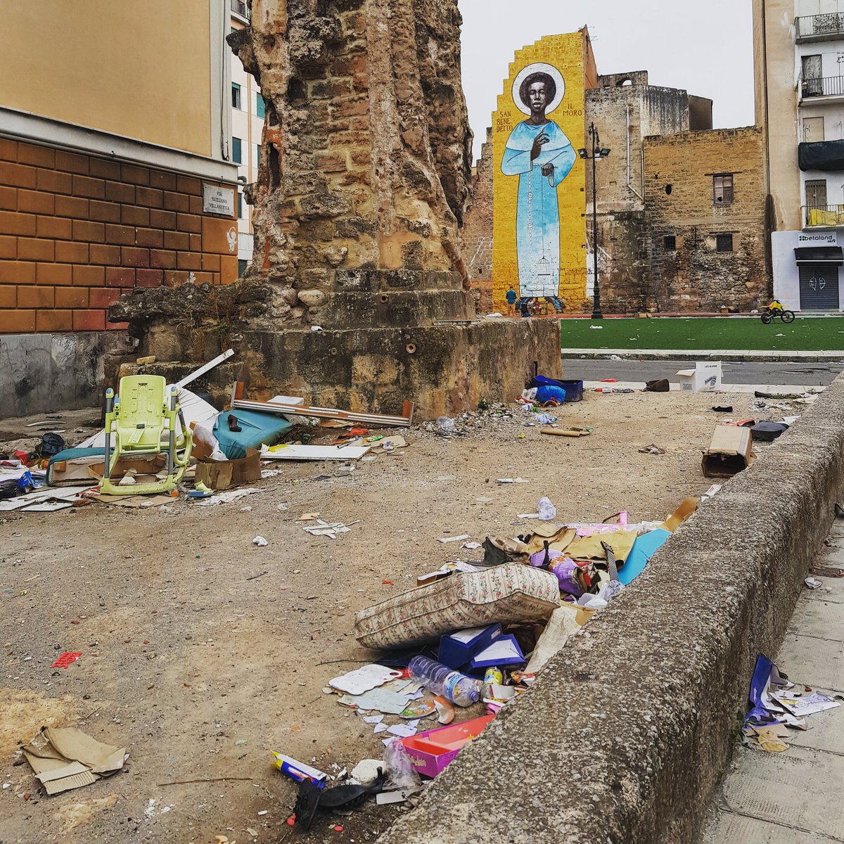 GiuliaDiVita's tweet photo. Bello, è bello. Lordo, è lordo.
@RapPalermo vi devo indicare la via o fate da voi a 'sto giro?
#munnizzaearte #palermo #capitalecultura2018 #capitalemunnizza #ballarò #albergheria #sanbenedettoilmoro #unapreghiera https://t.co/Sd6S1aEG2w
