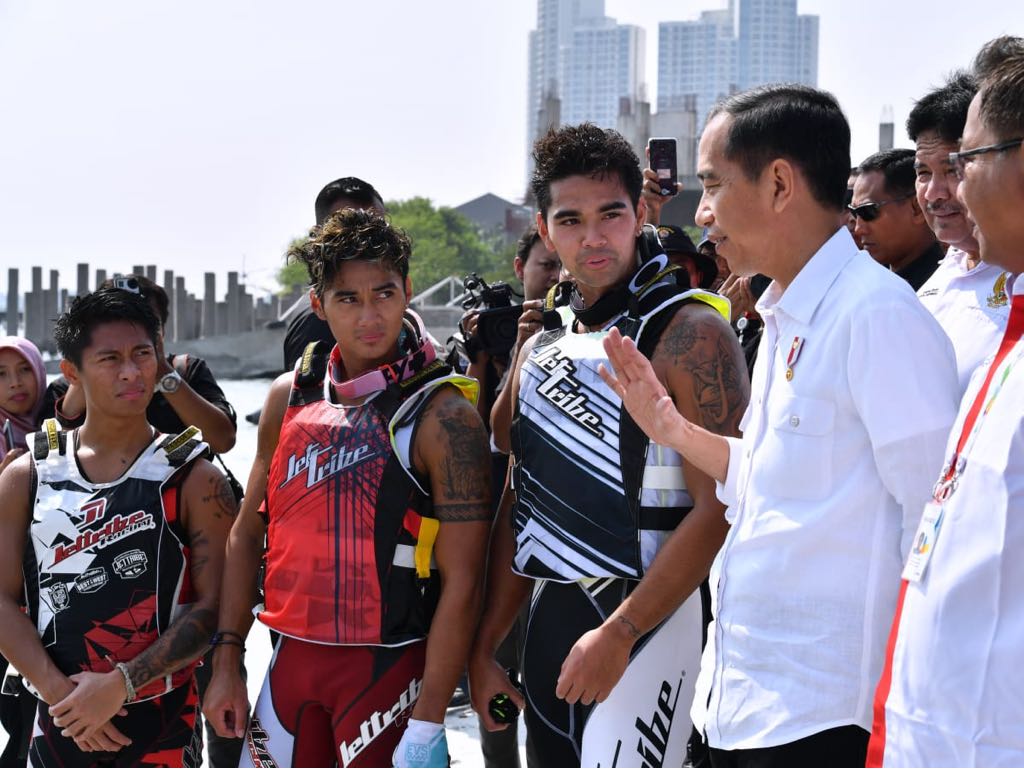 Saya bertemu Aero Sutan Aswar, juara dunia jetski tahun 2014 di kelas Pro Runabout Stock di Arizona, Amerika, saat meninjau persiapan para atlet di Ancol, Jakarta, pagi tadi. Aero adalah atlet jetski nasional yang diharapkan merebut medali emas di Asian Games 2018 ini.