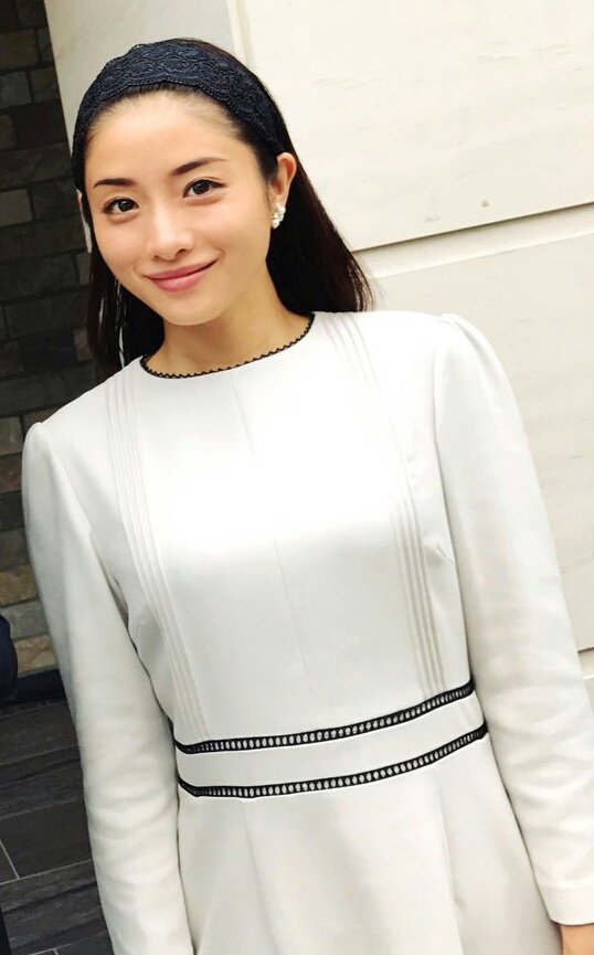 お国らぶ Twitter ನಲ ಲ 繊研新聞 人気女優の 石原さとみ さん主演のドラマ 高嶺の花 で何種類ものドレスが着用され Ec予約が完売続出という状況 石原さんはこれまでのドラマでも数々の着用衣装がヒットする さとみ売れ 現象を起こしており 今後の
