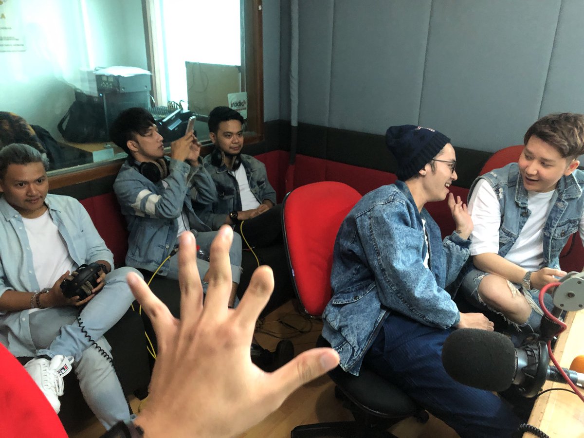 bismakarisma's tweet photo. Lagi airing di @Iradiojakarta sekarang. Heuheu https://t.co/Ckjq8JG1vs