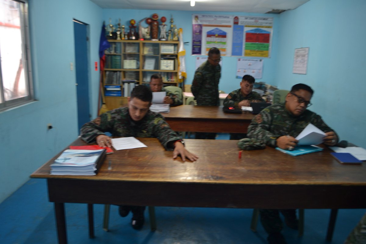 AirUnitSAF's tweet photo. On August 6, 2018, PSINSP NOEL F DUMAYAS, Acting Chief, AMS conducted weekly examination to the four (4) Aircraft Maintenance Technicians of Bell 429 Maintenance and Equipment Training (MET) at Air Unit Conference Room. https://t.co/6DjyfS1Ez0