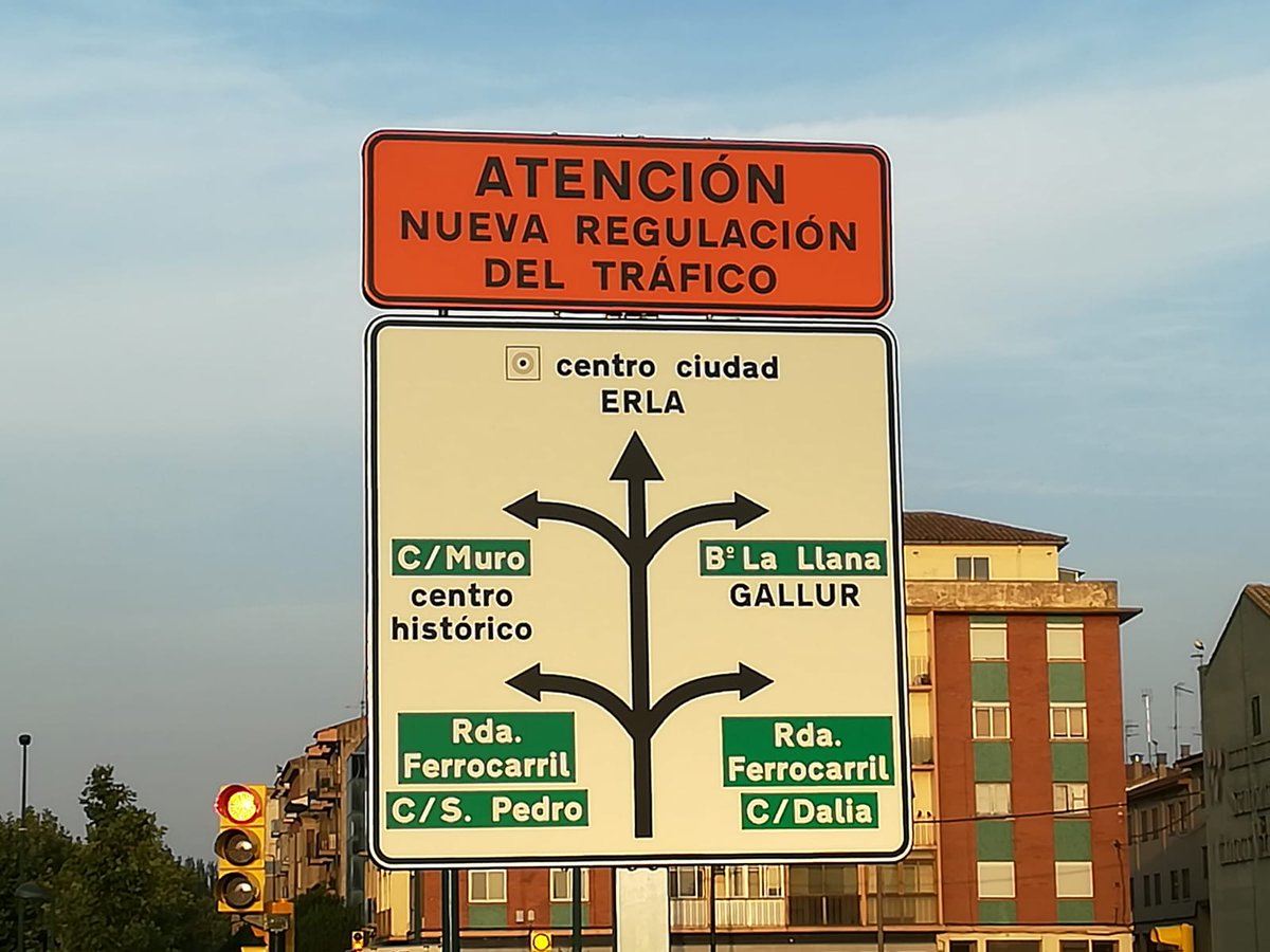 PoliciaEjea's tweet photo. #SeguridadVial @aytoejea @PoliciaEjea #ejea seguimos insistiendo por su seguridad y la de tod@s. La nueva conexion con el poligono implica cambios de señalizacion. Su falta de respeto deriva responsabilidad. 👀👀👓🚥🚦POR FAVOR. FIJENSE ⬇⬇ https://t.co/jn5ETQ8rvN
