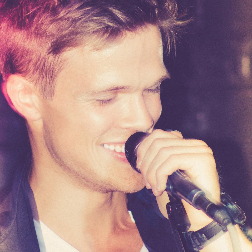 LAST CALL! If you've not booked your table to see Dan Olsen play tomorrow night, you'd better get in quick. Book ahead and tell us you're coming to the gig so we can give you an extra treat. It's going to be a great night! #LiveMusic #Wine #Soho x.com/DanOlsenMusic/…