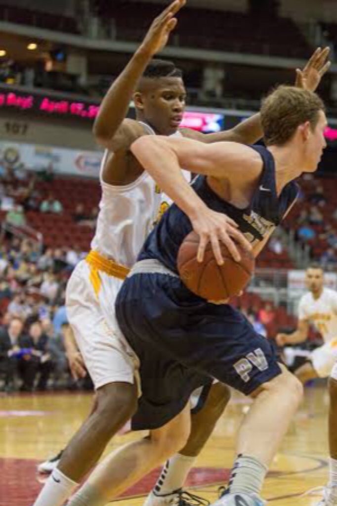 バスケ ディフェンス専門コーチング ドリブルを止めた瞬間に攻める 相手がドリブルを止めた瞬間 体がピッタリとくっ付くほど 一気に距離を詰める 相手の 軸足 を固定する様に 両足を広げて股の間で挟み込み プレッシャーを与える