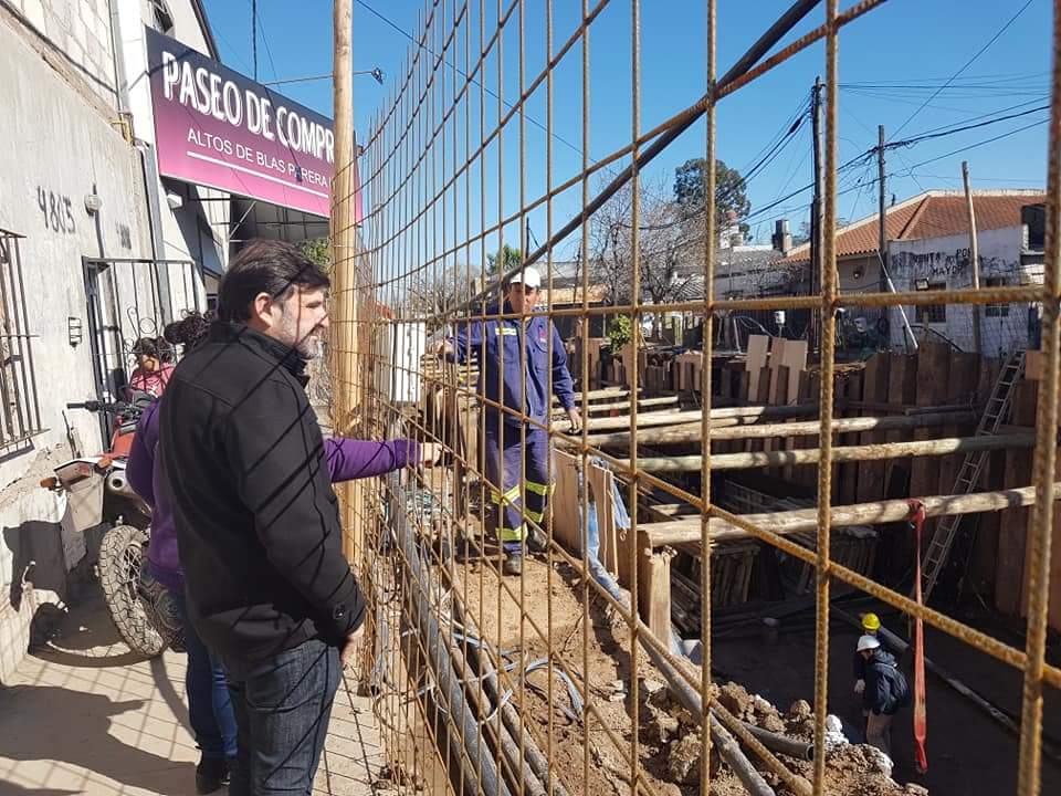 carlospereiraSF's tweet photo. #PlanNorte
#CiudadPreparada
Impresionan las dimensiones del desagüe Espora!
La obra hídrica más importante de la ciudad: 4 km. de extensión, 6 metros de profundidad y ocupa todo el ancho de la calzada.
Trabajo en conjunto que hacemos con #Nación
https://t.co/X0Gw3maFmC https://t.co/ibeKQhtf33