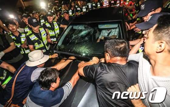 폭력은 이제 수사대상이 아니구나.

희한한 민주주의가 만들어졌다.
테러를 묵인하는 나라인가?

아니지 우파는 시위만 해도 구속이지. 왜 그럴까?

전투력 부족이지 별이유 있겠나.