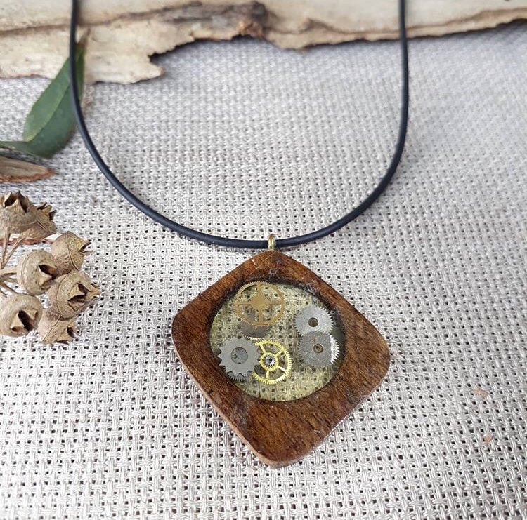 Ceviz ağacı içine koyduğumuz saat çarklarını Reçineyle sonsuzluğa gömdük ve zaman durdu #ahşapkolye #reçinetakı #reçinekolye #ahşaptakı #zamandurdu #elişi #elyapımı #handmade 
Ahşap takı ve iç mekan tasarımı için 
İletişim: 05057360512
İnstagram hesabımız instagram.com/agackakan_atol…