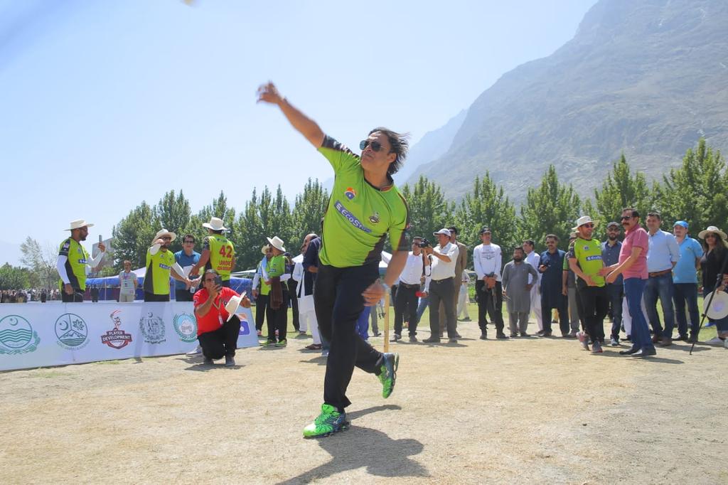 Legends of the game @InziTheLegend @shoaib100mph & @Shah64Y giving tips to the young #GilgitQalandars during a masterclass!
#PlayerDevelopmentProgram #QalandarsKaPakistan #GilgitBanaQalandar #DamaDamMast