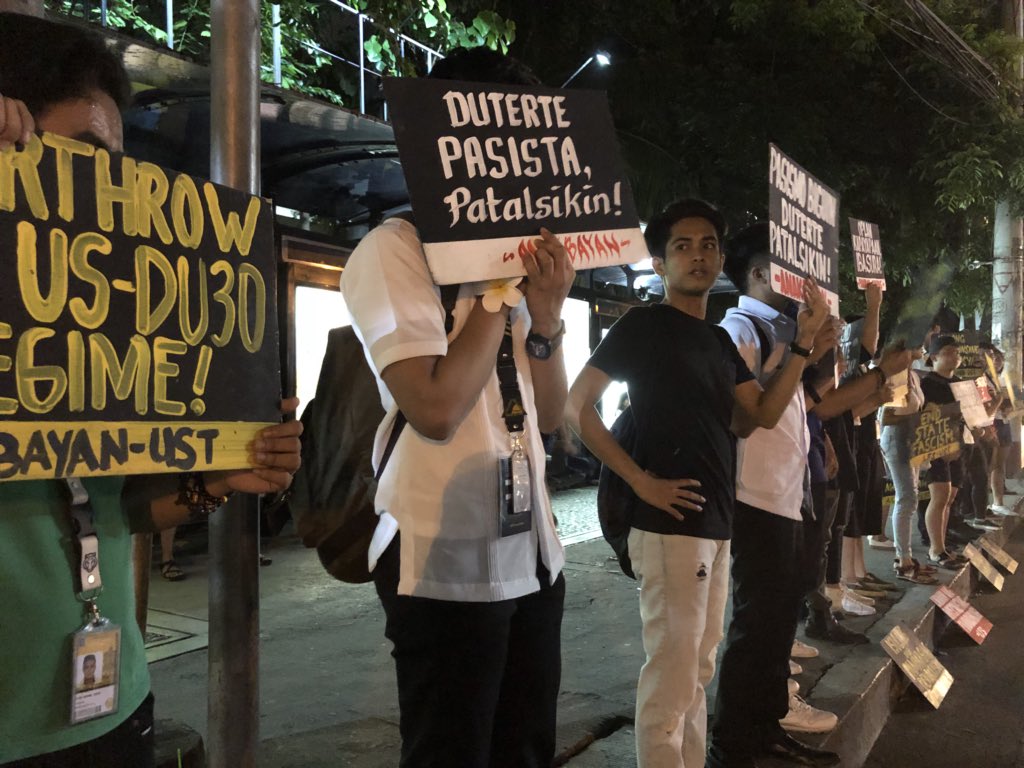Kasalukuyang nagsasagawa ng isang kilos protesta ang mga miyembro mula <a href="/LFSUST/">League of Filipino Students - UST</a> <a href="/AnakbayanUST/">Anakbayan UST</a> upang labanan at patuloy na pamamasista at pagbubuo ng diktadurya ni Duterte. #ResistCrackdown #EndStateFascism