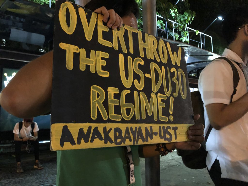 stand_ust's tweet photo. Kasalukuyang nagsasagawa ng isang kilos protesta ang mga miyembro mula @LFSUST @AnakbayanUST upang labanan at patuloy na pamamasista at pagbubuo ng diktadurya ni Duterte. #ResistCrackdown #EndStateFascism https://t.co/hdNHEqR9de