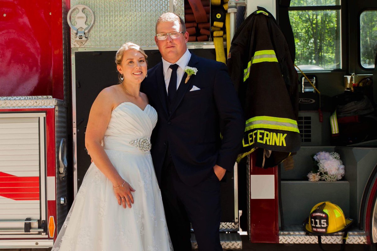 LeferinkMatthew's tweet image. P12 showed up at our wedding.... she was asked to leave ..she was very noisy and took up the whole bar.  Thanks @Leblond413