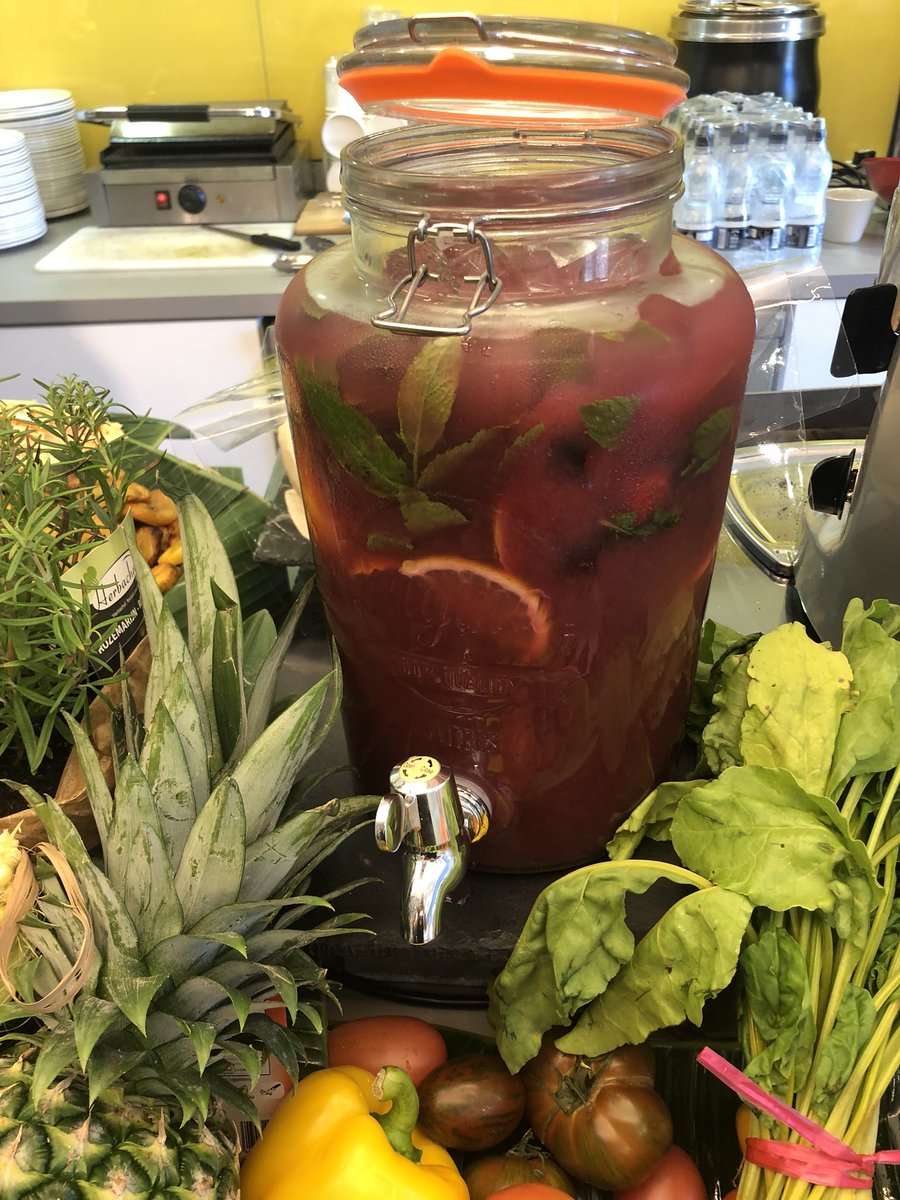 LaskuErjon's tweet photo. Caribbean street food Bar, Smoky Jerk Chicken with Charred corn and sunshine patty’s with a refreshing fruit punch  #vacherinlondon #jerk #bbq #healthy @chefdankelly https://t.co/ivqbqDAf61