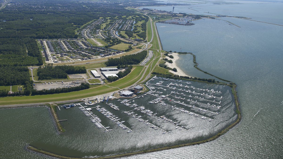 FlevoGolfResort's tweet photo. Watersport praktisch voor de deur? Als liefhebber van water en watersport komt u volledig aan uw trekken. Het ruime IJsselmeer, met z'n sfeervolle havens en uitgestrekte zeil- en vaarmogelijkheden, ligt vrijwel voor uw deur in het Flevo Golf Resort. https://t.co/4iOKZIh7YJ https://t.co/NICpEILi1L
