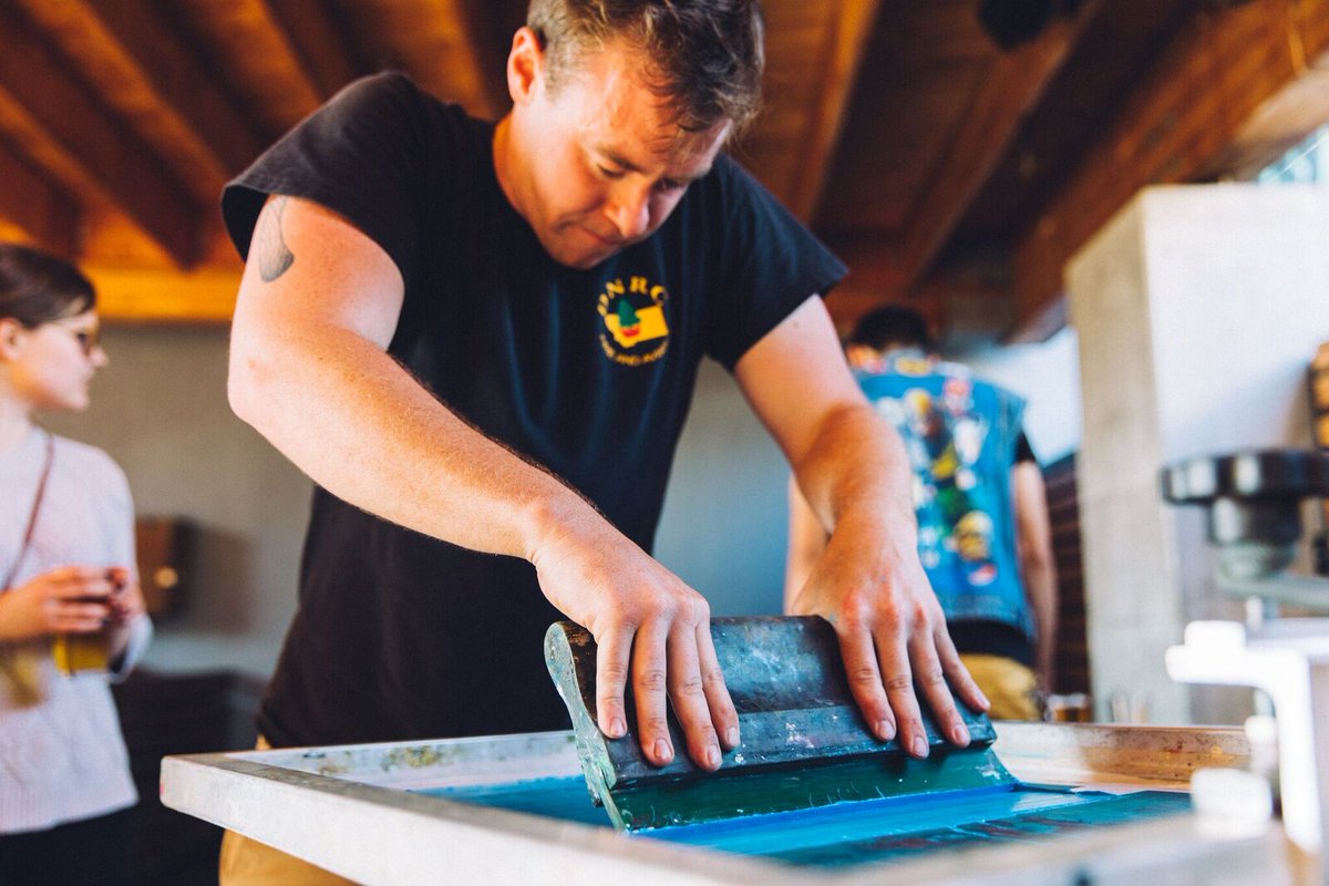 aigaportland's tweet image. Our dMob dLux BYOTee screen printing party was a blast last year, join us this year! Collin Richard of Make House Printing will be doing the silkscreen printing, and we're featuring art from illustrators from Brazil, San Diego, and NYC. #dmob 
ow.ly/zwmw50i5XAM