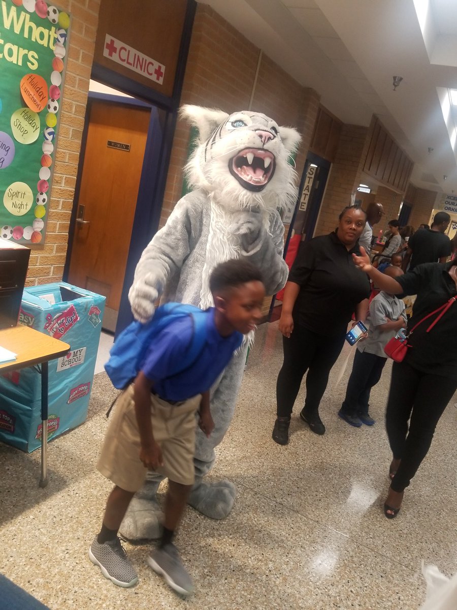 ecwestwildcats's tweet photo. It's the first day of school at EC West!! #EpicAtECWest https://t.co/Vxzzk8hSPm