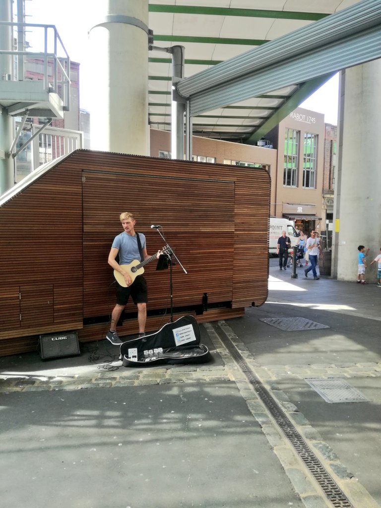 Chevilang's tweet photo. .@john_clapper in fine form on this majestically sunny day @boroughmarket ! #HeatwaveUK https://t.co/TijtmXeBsb