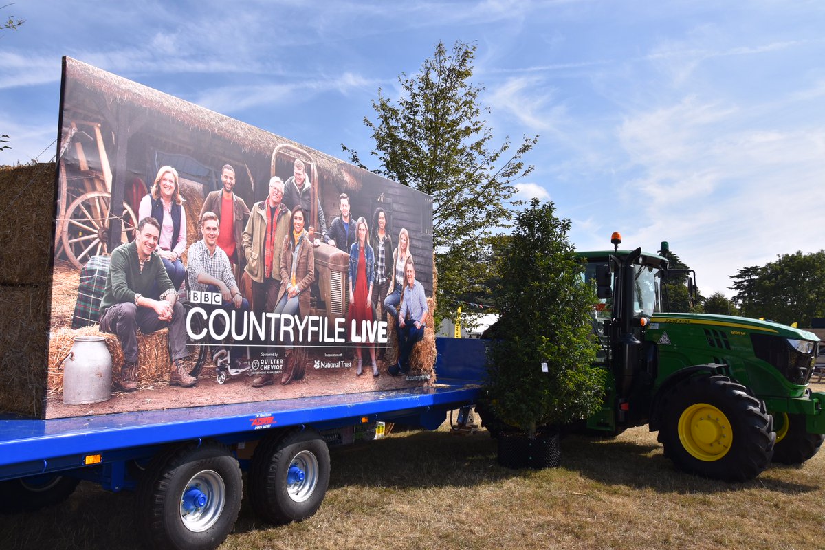 Delighted to have been a part of @Countryfilelive at @BlenheimPalace - showing people the way all around the site, all 120,000 or so of them, despite the heat...
#showtheway #feeltheheat #signage #eventsignage