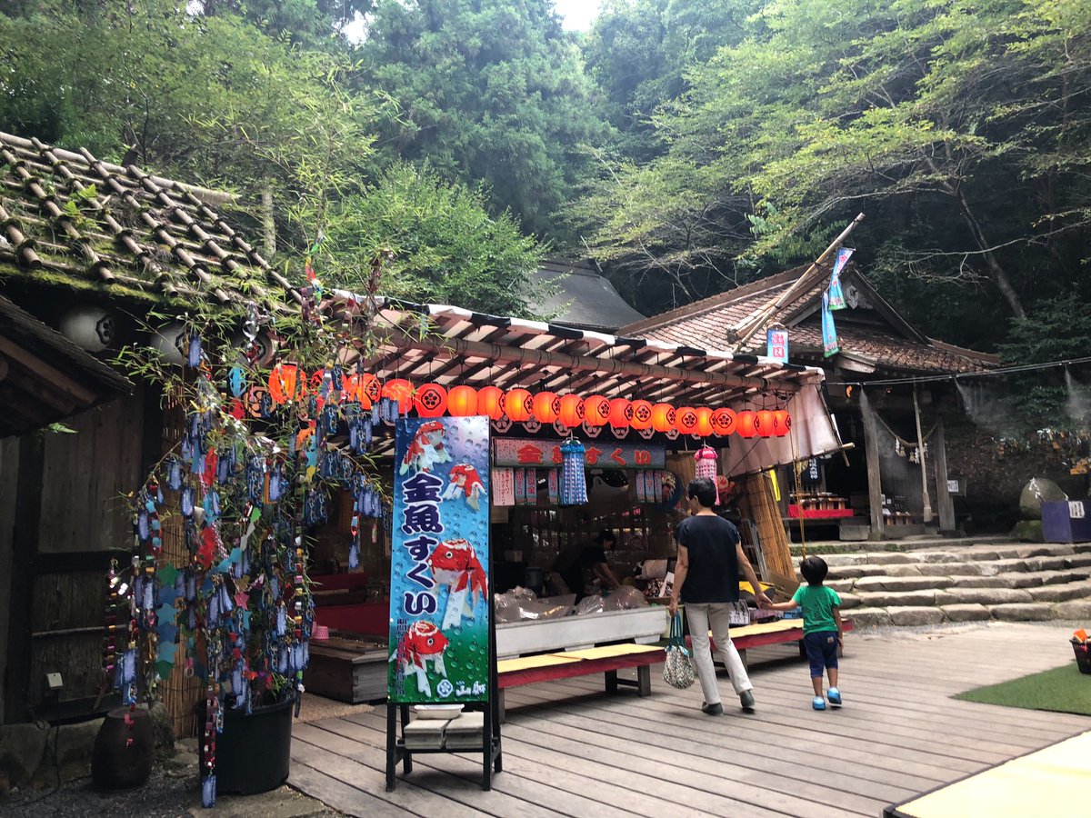 Tomoko Hashida 山口県に帰るといつも寄るレストラン山賊 山の中というか山が丸ごとレストラン で 縁日ゾーンや自然を散策してると食事が出てきて屋外の好きなテーブルで食べる楽しいスタイル 山賊なのに海賊のディスプレイもあったり 今年も期待通りの Tomoko Hashida 山口県に帰るといつも寄るレストラン山賊 山の中というか山が丸ごとレストラン で 縁日ゾーンや自然を散策してると食事が出てきて屋外の好きなテーブルで食べる楽しいスタイル 山賊なのに海賊のディスプレイもあったり 今年も期待通りの