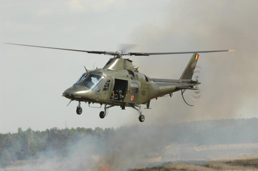 Defensie_BE's tweet photo. 14 jongeren kregen tijdens Zottegems #DanceDVision een luchtdoop in een helikopter A-109 van @BelgiumDefence https://t.co/BOBg7UrHuz https://t.co/9O3wAty0pT