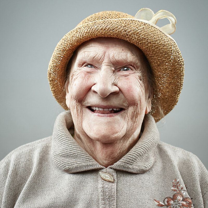 creapills's tweet photo. Cette photographe parcourt les maisons de retraite pour montrer que le sourire n’a pas d’âge - https://t.co/FeTLQ31cEj https://t.co/568rXiI1Zz